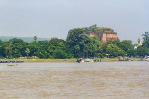 Ruine der unvollendeten Mingun-Pagode am Irrawaddy River, Myanmar Oktober 2015