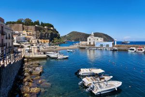 Marina Corta mit Kirche Anime del Purgatorio, Lipari, Äolische Inseln, Italien Mai 2022 Marina Corta mit Kirche Anime del Purgatorio, Lipari, Äolische Inseln, Italien Mai 2022