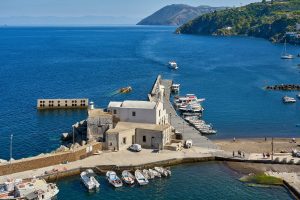Marina Corta mit Kirche Anime del Purgatorio, Lipari, Äolische Inseln, Italien Mai 2022 Marina Corta mit Kirche Anime del Purgatorio, Lipari, Äolische Inseln, Italien Mai 2022