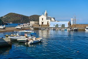 Marina Corta mit Kirche Anime del Purgatorio, Lipari, Äolische Inseln, Italien Mai 2022 Marina Corta mit Kirche Anime del Purgatorio, Lipari, Äolische Inseln, Italien Mai 2022