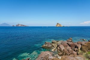 Blick von Panarea auf Stromboli (ganz links), Äolische Inseln. Italien Mai 2022