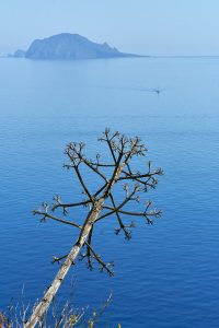 Blick von Salina auf Lipari, Äolische Inseln. Italien Mai 2022