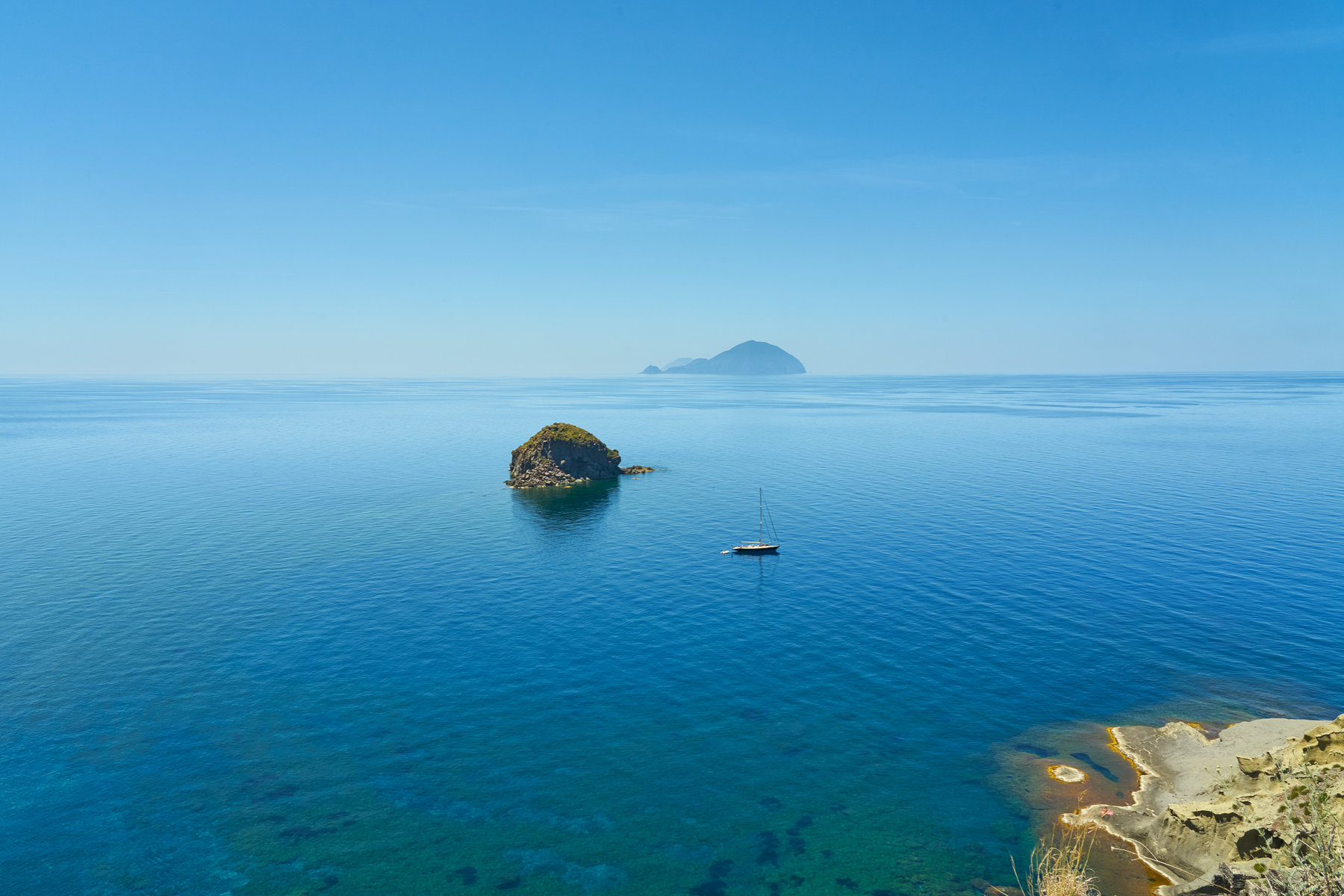 Blick auf die Insel Lipari von der Insel Salina, Äolische Inseln. Italien Mai 2022