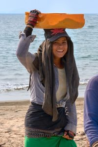 Die junge Frau transportiert Sand vom Strand zu einem Lastwagen. Dawei-Halbinsel, Süd-Myanmar März 2019