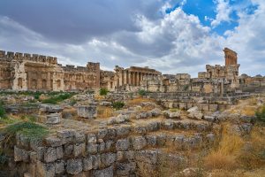 In der Bildmitte sieht man den imposanten Bacchustempel und rechts die noch erhaltenen sechs Säulen des Jupitertempels. Baalbeck, Libanon, Oktober 2023 In der Bildmitte sieht man den imposanten Bacchustempel und rechts die noch erhaltenen sechs Säulen des Jupitertempels. Baalbeck, Libanon, Oktober 2023