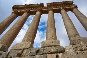 Die noch erhaltenen sechs Säulen des Jupitertempels. Baalbeck, Libanon, Oktober 2023 Die noch erhaltenen sechs Säulen des Jupitertempels. Baalbeck, Libanon, Oktober 2023