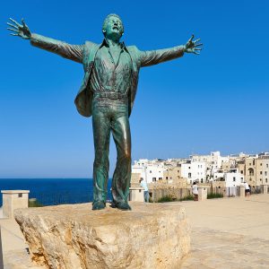 Statue des italienischen Sängers und Schauspielers Domenico Modugno, Sängers des Liedes Vooolaaare, Polignano a Mare, Apulien, Italien 2024 Statue des italienischen Sängers und Schauspielers Domenico Modugno, Sängers des Liedes Vooolaaare, Polignano a Mare, Apulien, Italien 2024