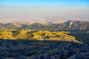 Blick von der Westterrasse des Nemrut Dagi (Berg Nemrut) Richtung Nordwesten, Ostanatolien, Türkei 2026