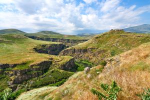 Akhurian Fluss, Grenze zwischen der Türkei (rechts) und Armenien (links) mit Burghügel und Zitadelle von Ani, Türkei 2026